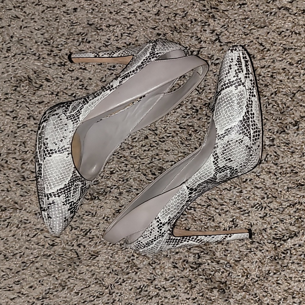 BCBGMAXAZRIA Elegant Snakeskin Patterned Leather Heels Size 8 GUC